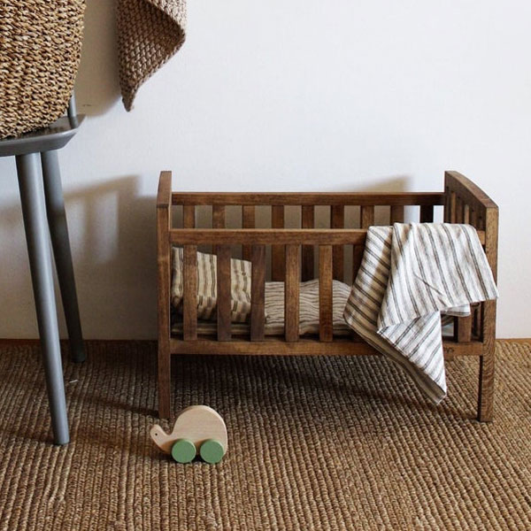 Dida – Lit poupée en bois - Décoration: Rubans – Mini Lit pour poupée en  bois avec literie